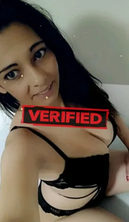 Adrienne anal Finde eine Prostituierte Unterageri